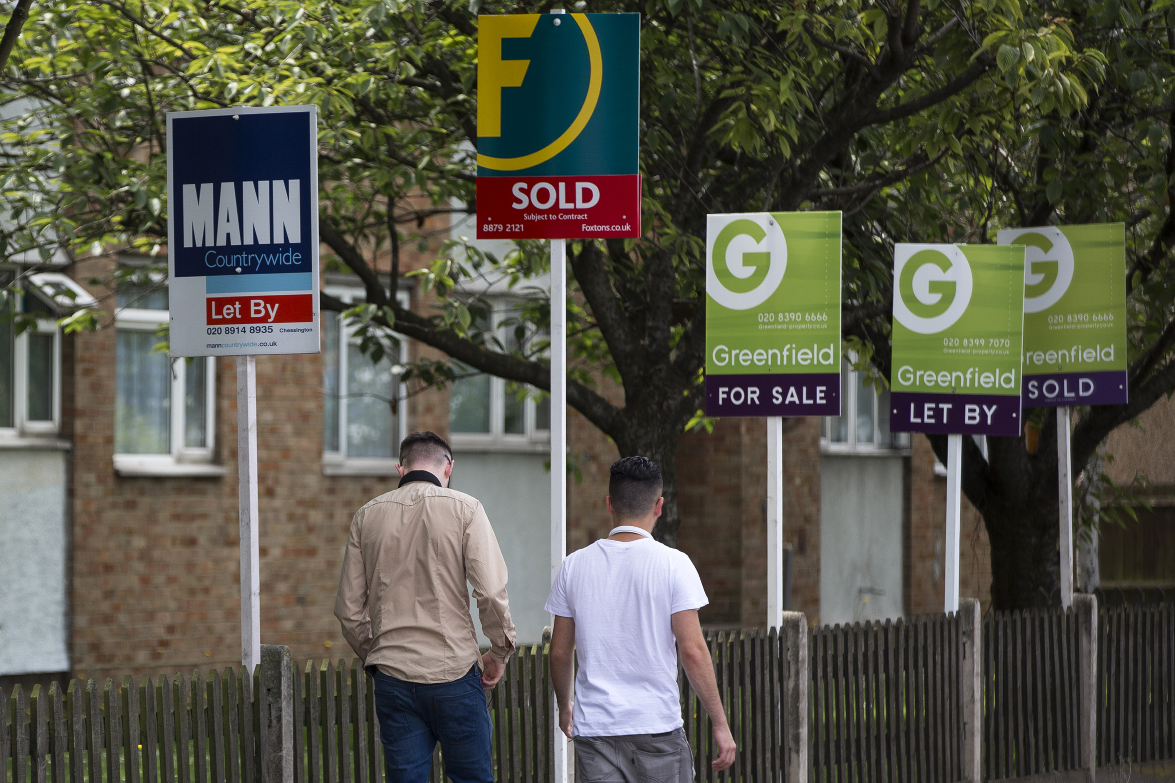 Pedestrians walk past signs of a housing bubble. All bubbles look alike and they go through five distinct phases, according to a leading economist. Photo: Bloomberg Pedestrians walk past signs of a housing bubble. All bubbles look alike and they go through five distinct phases, according to a leading economist. Photo: Bloomberg