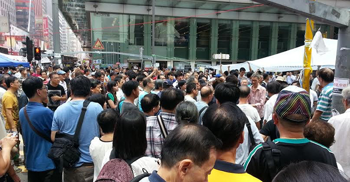 Residents opposed to the Occupy campaign confront protesters on Nathan Road in Mong Kok on Friday. Photo: HKEJ Residents opposed to the Occupy campaign confront protesters on Nathan Road in Mong Kok on Friday. Photo: HKEJ