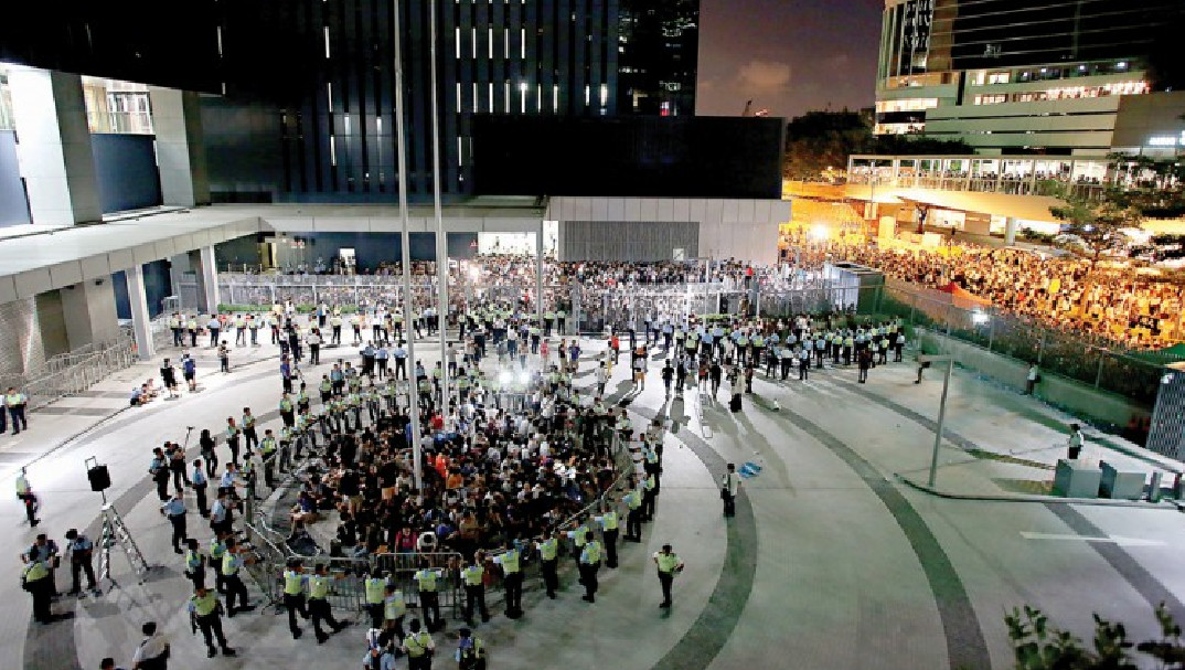 Police ring protesters in Civic Square. A student group says it will talk to other protesters to scale back their action if the government reopens the square. Photo: Internet Police ring protesters in Civic Square. A student group says it will talk to other protesters to scale back their action if the government reopens the square. Photo: Internet