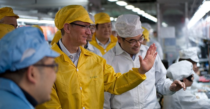 A file photo shows Apple chief Tim Cook at a Foxconn plant in Xinzheng. Photo: Bloomberg A file photo shows Apple chief Tim Cook at a Foxconn plant in Xinzheng. Photo: Bloomberg