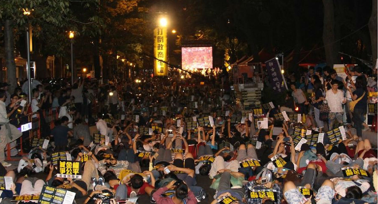 Protesters staged a "sleep-out" on Taipei's Renai Road in October to protest soaring house prices and government inaction toward them. Photo: Internet Protesters staged a "sleep-out" on Taipei's Renai Road in October to protest soaring house prices and government inaction toward them. Photo: Internet