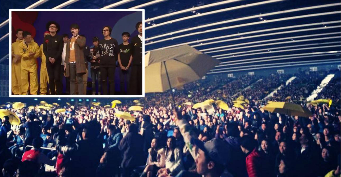 A group of singers on stage (inset) at Commercial Radio's music awards event on Thursday. Several members of the audience held aloft yellow umbrellas during the ceremony, showing support for the democracy movement. Photos: YouTube, Facebook A group of singers on stage (inset) at Commercial Radio's music awards event on Thursday. Several members of the audience held aloft yellow umbrellas during the ceremony, showing support for the democracy movement. Photos: YouTube, Facebook