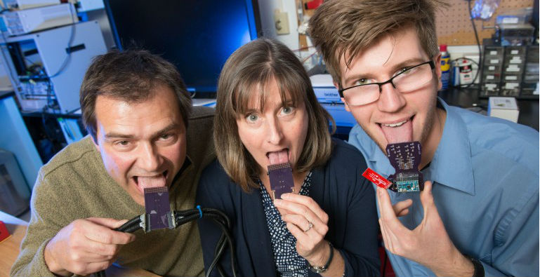 CSU researchers (from left) Dr. John Williams, Dr. Leslie Stone-Roy and graduate student JJ Moritz show how the device works. Photo: Gizmag CSU researchers (from left) Dr. John Williams, Dr. Leslie Stone-Roy and graduate student JJ Moritz show how the device works. Photo: Gizmag