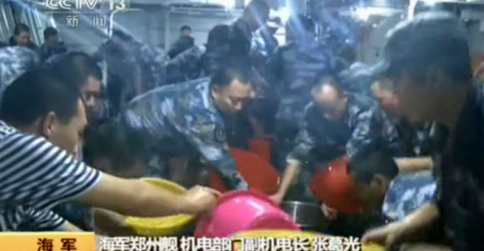 Soldiers use washbowls and buckets to drain a flooded compartment on the military vessel. Photo: sina.com Soldiers use washbowls and buckets to drain a flooded compartment on the military vessel. Photo: sina.com