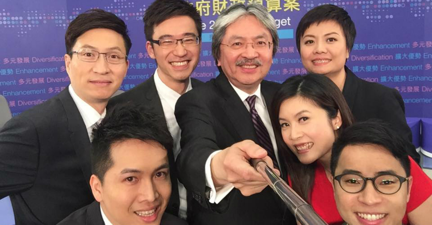 This selfie of John Tsang with TV reporters got 3,000 likes within 10 hours of being posted on Facebook. Photo: HKEJ This selfie of John Tsang with TV reporters got 3,000 likes within 10 hours of being posted on Facebook. Photo: HKEJ