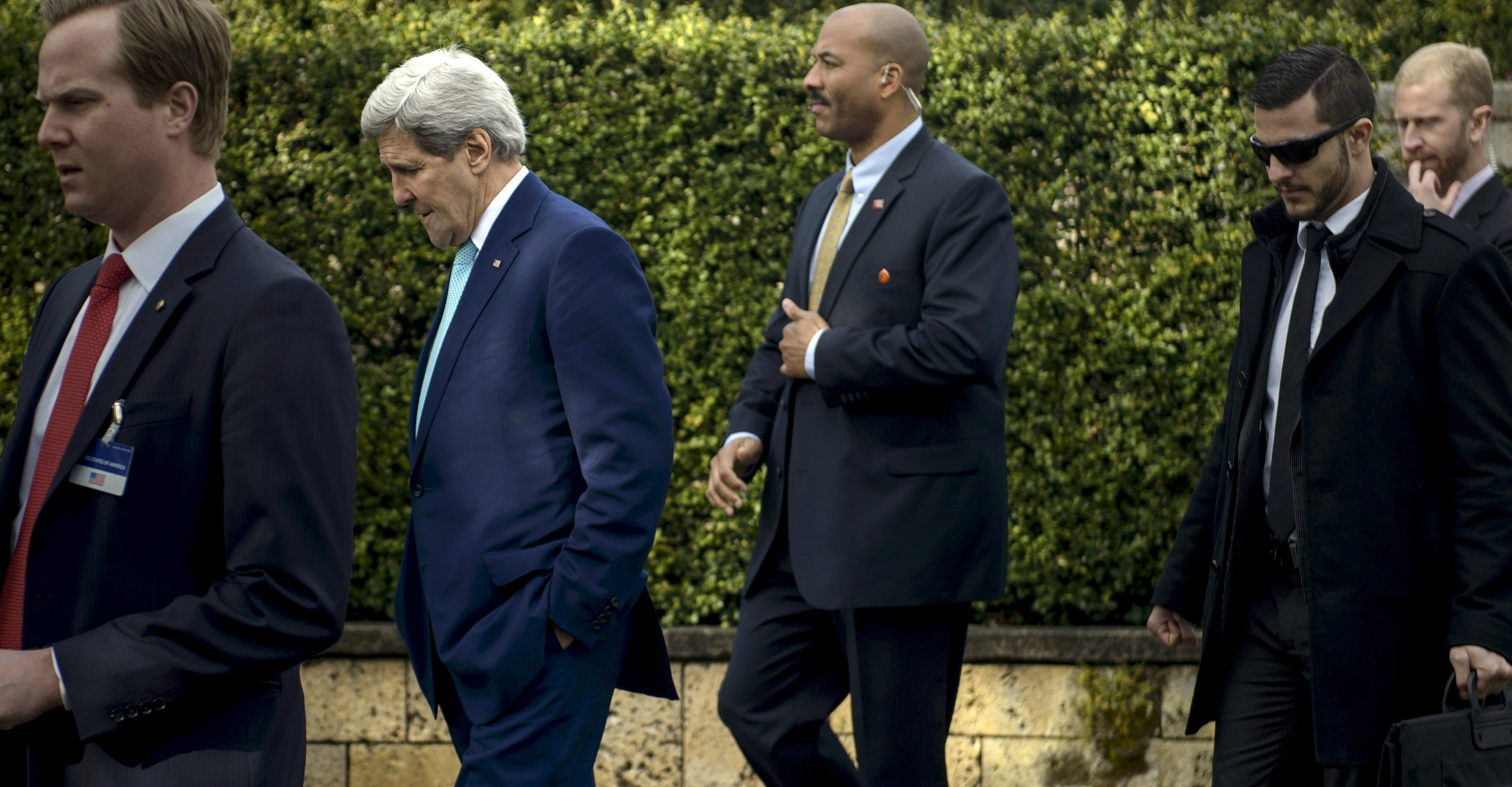 US Secretary of State John Kerry (2nd L) takes a break during an extended round of Iran nuclear talks in Lausanne on April 1. Photo: Reuters US Secretary of State John Kerry (2nd L) takes a break during an extended round of Iran nuclear talks in Lausanne on April 1. Photo: Reuters