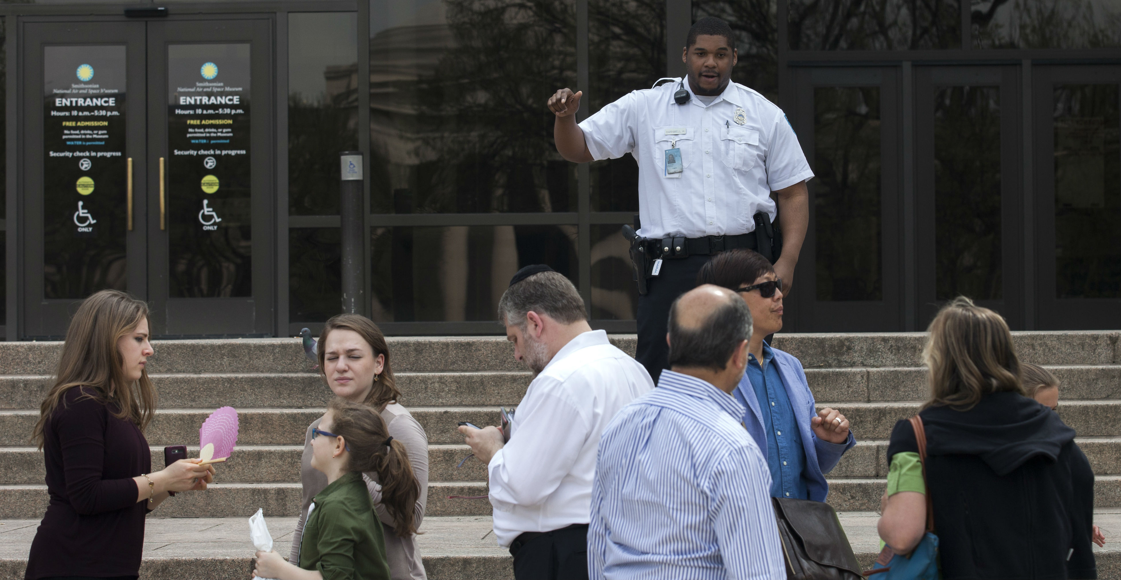 Tourists are told the Smithsonian National Air and Space Museum is closed due to a power outage in Washington, DC, on Tuesday. Photo: AFP Tourists are told the Smithsonian National Air and Space Museum is closed due to a power outage in Washington, DC, on Tuesday. Photo: AFP