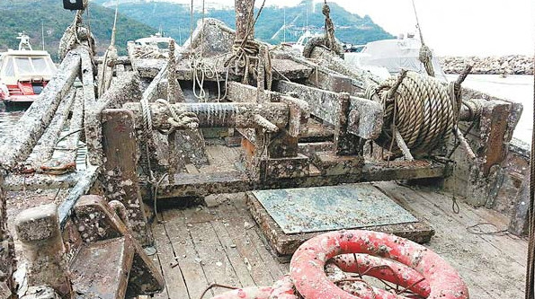 Removing oyster shells from the surface of the Dukling was a daunting task. Photo: Cheng Ching-wah and Yu Lik-hang Removing oyster shells from the surface of the Dukling was a daunting task. Photo: Cheng Ching-wah and Yu Lik-hang