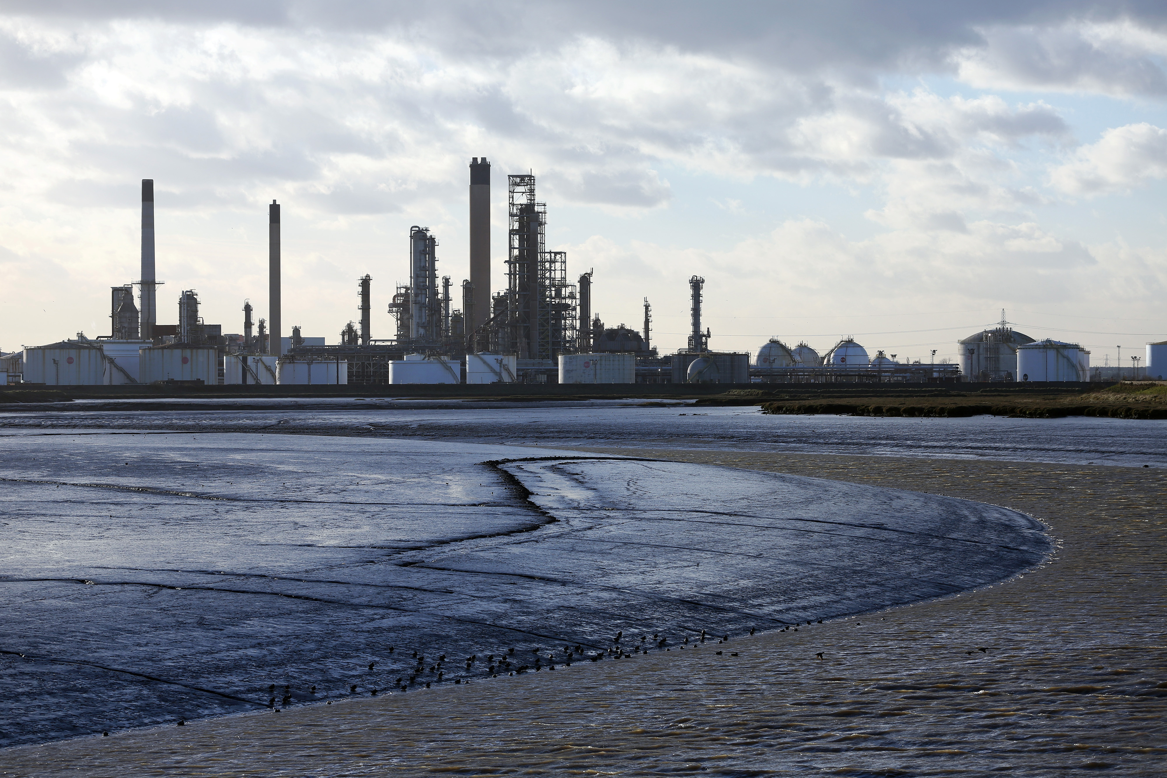 Oil companies say it's uneconomical to develop new energy projects or upgrade existing facilities amid plunging oil prices. Photo: Bloomberg Oil companies say it's uneconomical to develop new energy projects or upgrade existing facilities amid plunging oil prices. Photo: Bloomberg
