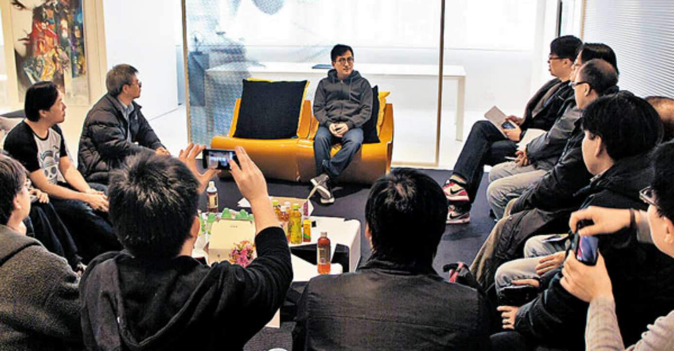 Ma exchanges ideas with his fans in sessions such as this. Photo: HKEJ Ma exchanges ideas with his fans in sessions such as this. Photo: HKEJ