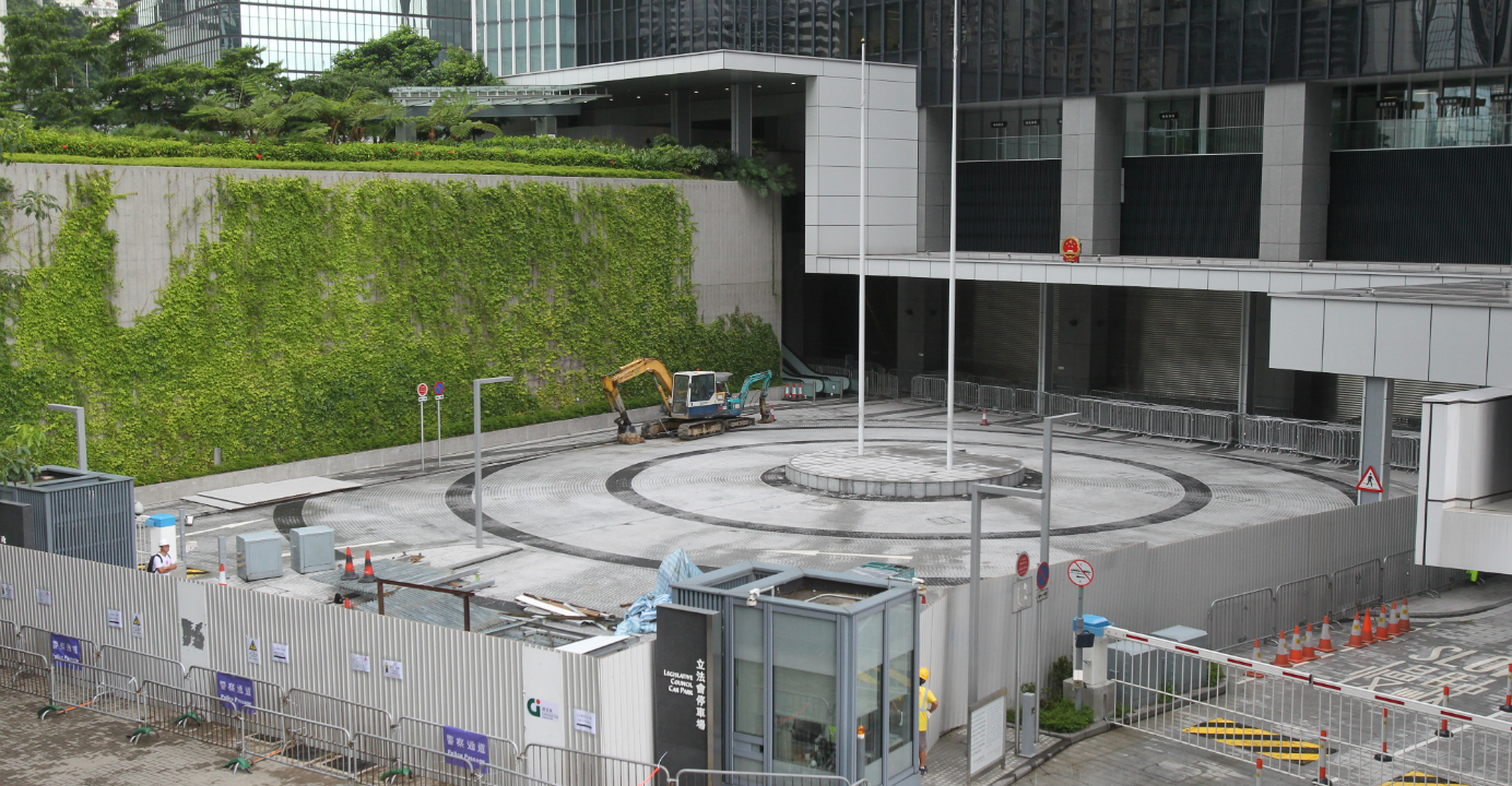 The east wing forecourt of the Central Government Offices in Admiralty, also known as Civic Square, has remained closed for the past nine months. Photo: HKEJ The east wing forecourt of the Central Government Offices in Admiralty, also known as Civic Square, has remained closed for the past nine months. Photo: HKEJ