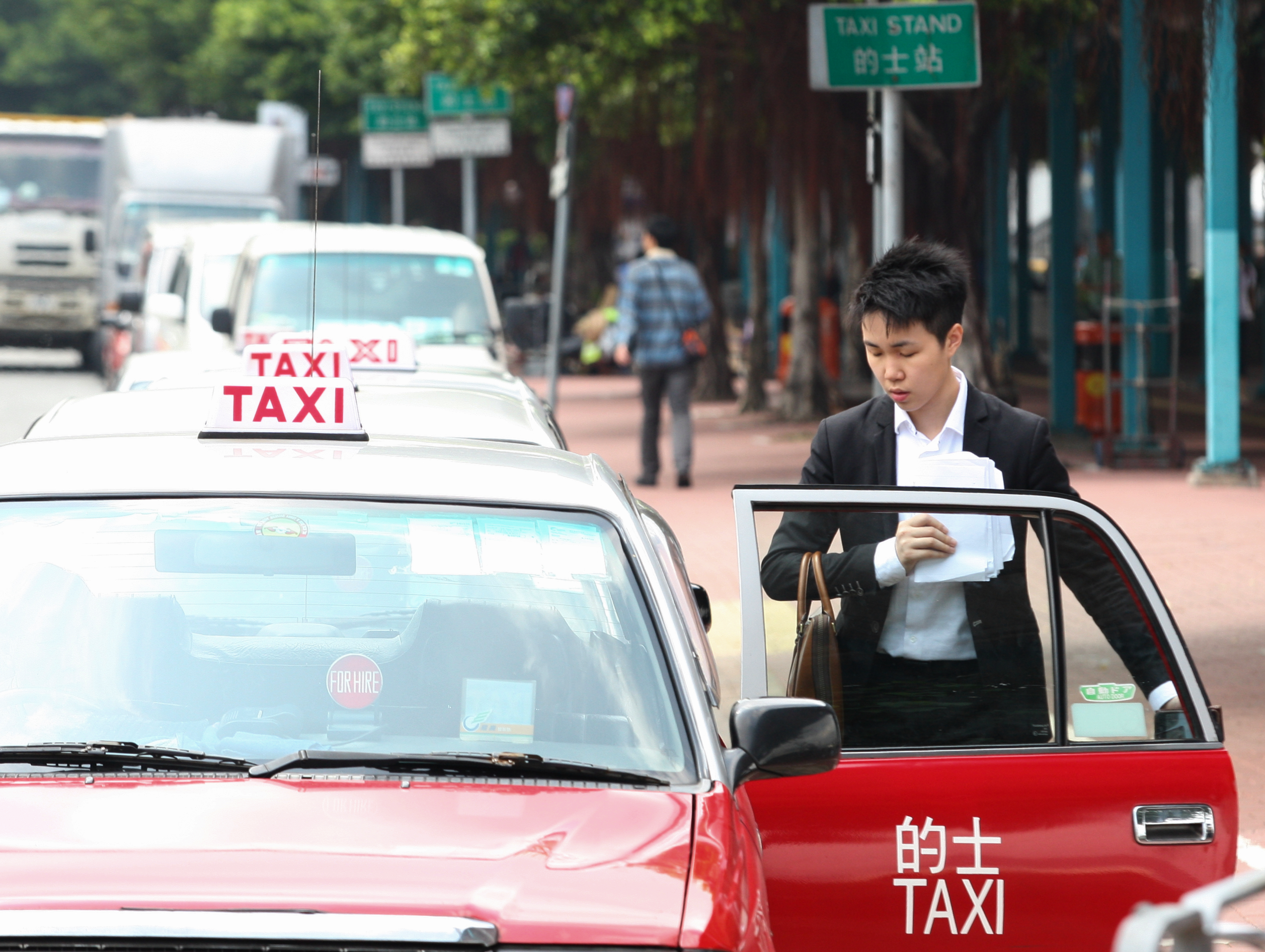 A taxi license trades at about HK$7 million. Drivers pay a rental fee of HK$1,200 per shift, which explains why things are what they are in the industry. Photo: HKEJ A taxi license trades at about HK$7 million. Drivers pay a rental fee of HK$1,200 per shift, which explains why things are what they are in the industry. Photo: HKEJ