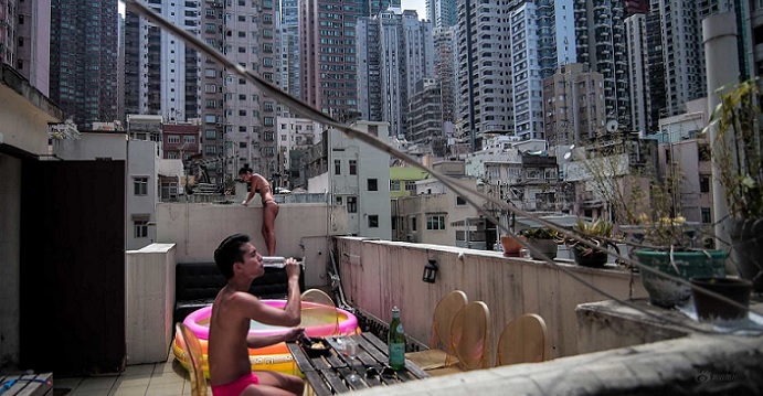 Many Hong Kong workers can hardly make ends meet with a monthly pay of HK$12,000 or even lower. Photo: Internet Many Hong Kong workers can hardly make ends meet with a monthly pay of HK$12,000 or even lower. Photo: Internet