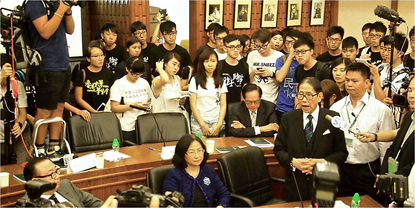 HKU council chairman Leong Che-hung talks to students after Tuesday's chaos. Photo: HKUSU facebook HKU council chairman Leong Che-hung talks to students after Tuesday's chaos. Photo: HKUSU facebook