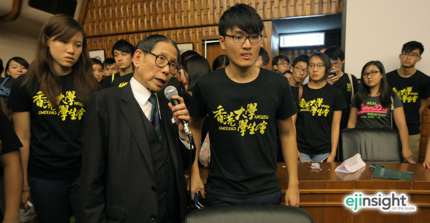 Dr. Leong Che-hung of the University of Hong Kong Council talks to students and alumni on Tuesday. Photo: HKEJ Dr. Leong Che-hung of the University of Hong Kong Council talks to students and alumni on Tuesday. Photo: HKEJ