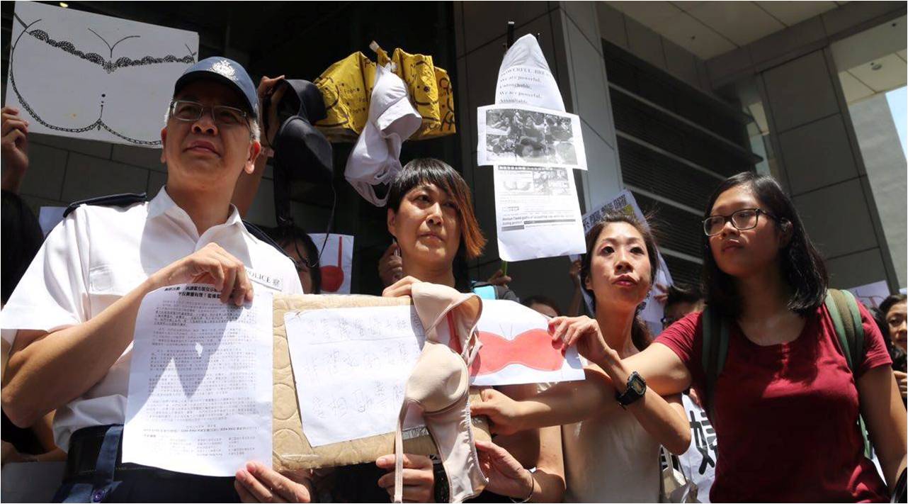 Protesters hand a petition to a policeman during Sunday's rally outside police headquarters in Wan Chai. Photo: SocRec Protesters hand a petition to a policeman during Sunday's rally outside police headquarters in Wan Chai. Photo: SocRec