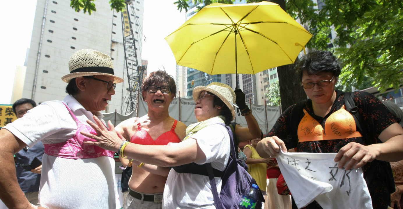 Protesters wearing bras rally outside police headquarters to oppose the assault conviction of Ng Lai-ying. Photo: HKEJ Protesters wearing bras rally outside police headquarters to oppose the assault conviction of Ng Lai-ying. Photo: HKEJ