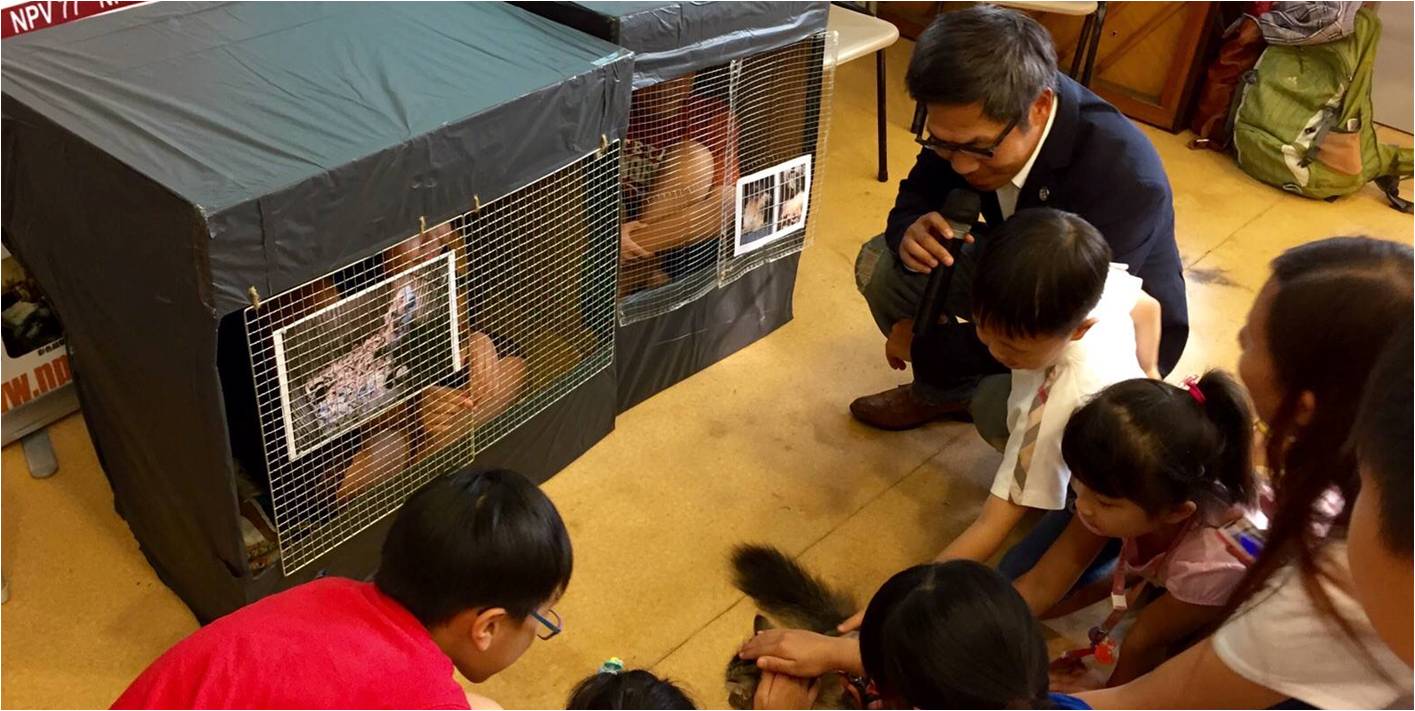 In a unique campaign, Mark Mak (right, seen holding mic) has asked children to experience what it feels to be a caged animal. Photo: Facebook In a unique campaign, Mark Mak (right, seen holding mic) has asked children to experience what it feels to be a caged animal. Photo: Facebook