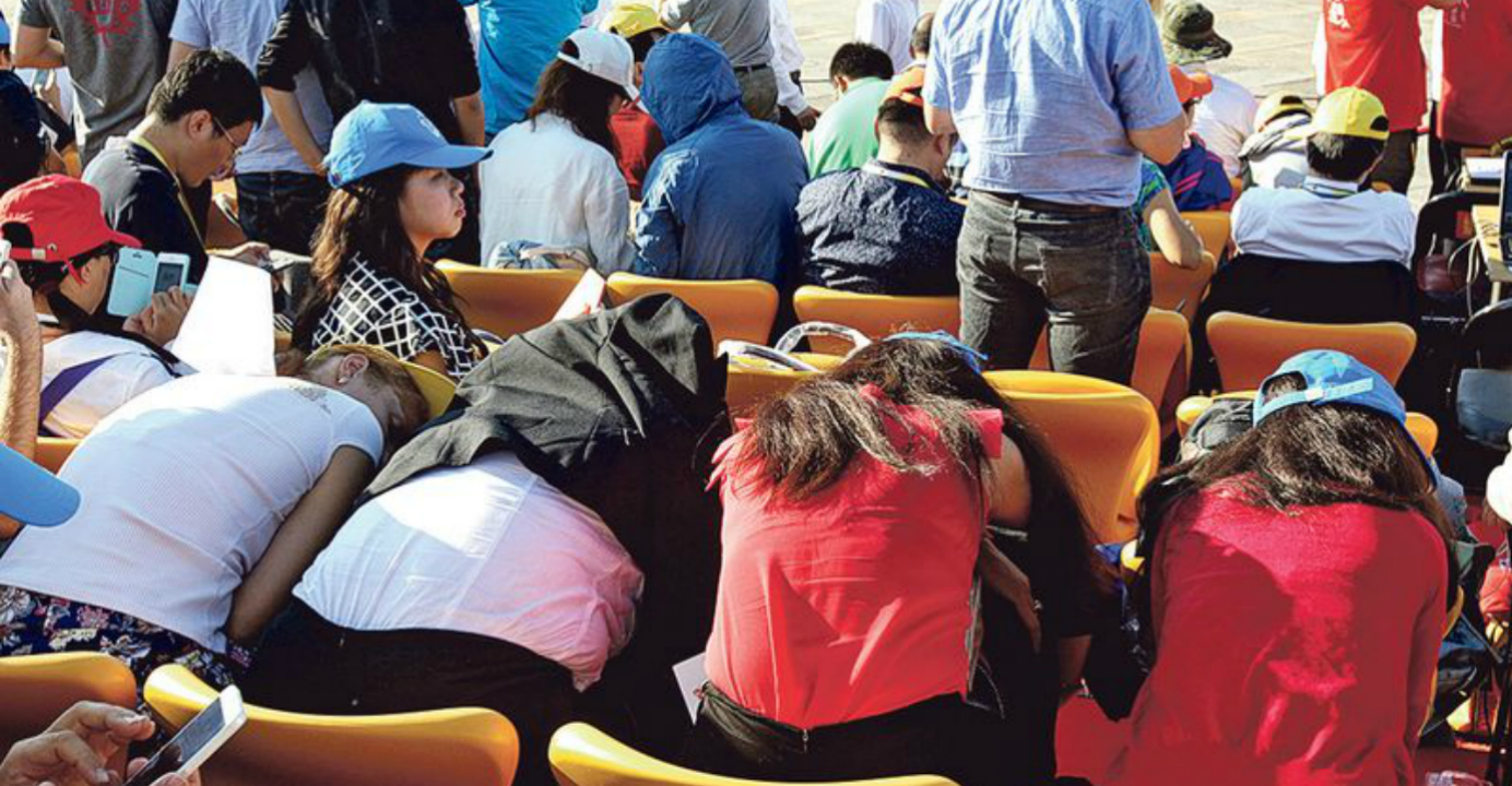 Female journalists had to use their garments and caps to shield themselves from the sun. Umbrellas were nowhere to be seen. Photo: Ming Pao Daily Female journalists had to use their garments and caps to shield themselves from the sun. Umbrellas were nowhere to be seen. Photo: Ming Pao Daily