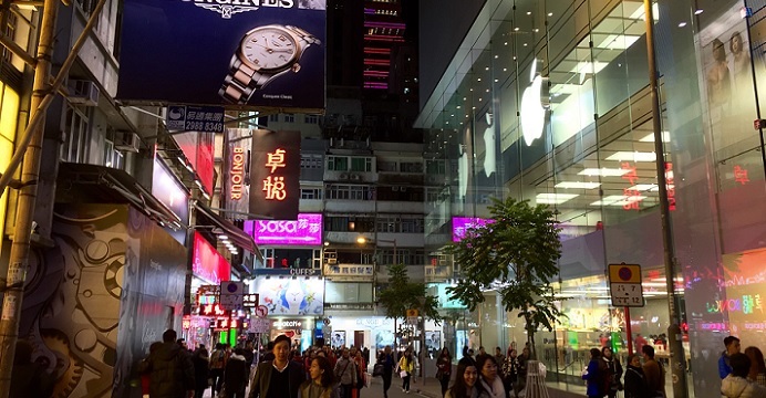 Apple Store in Hong Kong's Causeway Bay district. Scalpers throng the streets whenever the US tech giant unveils new gadgets. Photo: HKEJ Apple Store in Hong Kong's Causeway Bay district. Scalpers throng the streets whenever the US tech giant unveils new gadgets. Photo: HKEJ