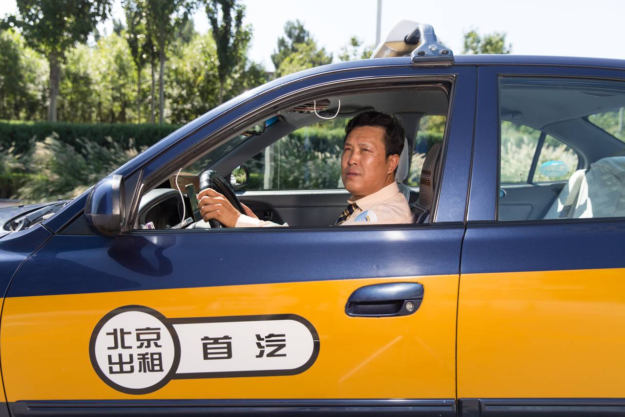 A Beijing taxi driver gets ready to pick up hires using Didi Kuaidi. The Chinese ride-hailing app expects a US$4 billion war chest after the latest funding round. Photo: WSJ A Beijing taxi driver gets ready to pick up hires using Didi Kuaidi. The Chinese ride-hailing app expects a US$4 billion war chest after the latest funding round. Photo: WSJ