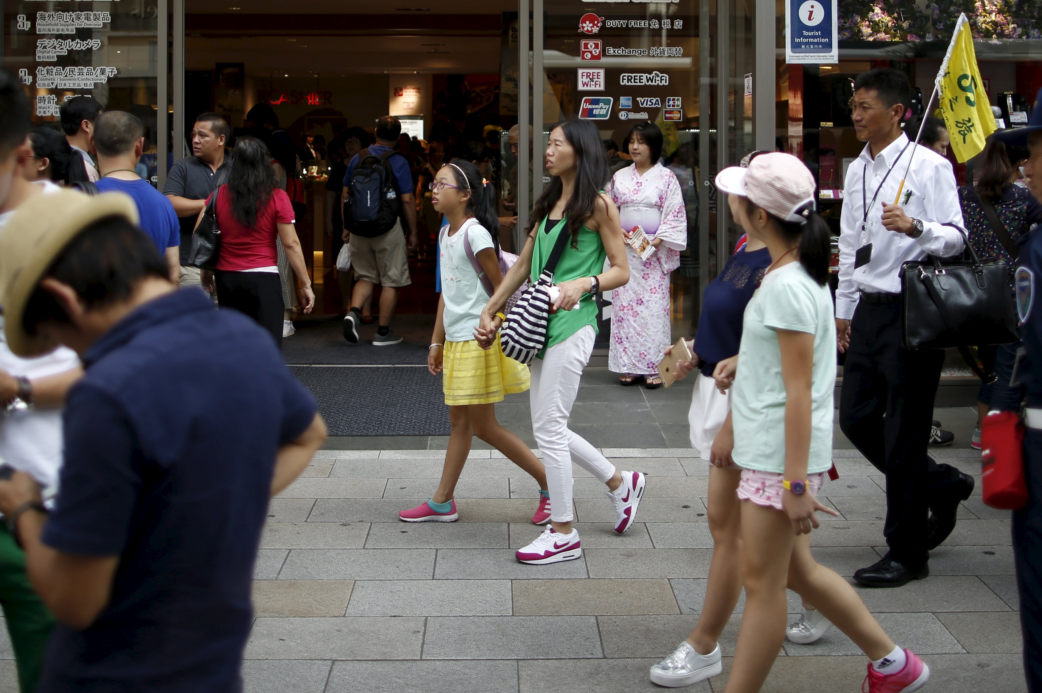 Chinese tourists walk outside a discount electronics store at Tokyo. The average Chinese spends 84,755 yen (US$703) on cameras, watches and VCDs. Photo: Reuters Chinese tourists walk outside a discount electronics store at Tokyo. The average Chinese spends 84,755 yen (US$703) on cameras, watches and VCDs. Photo: Reuters