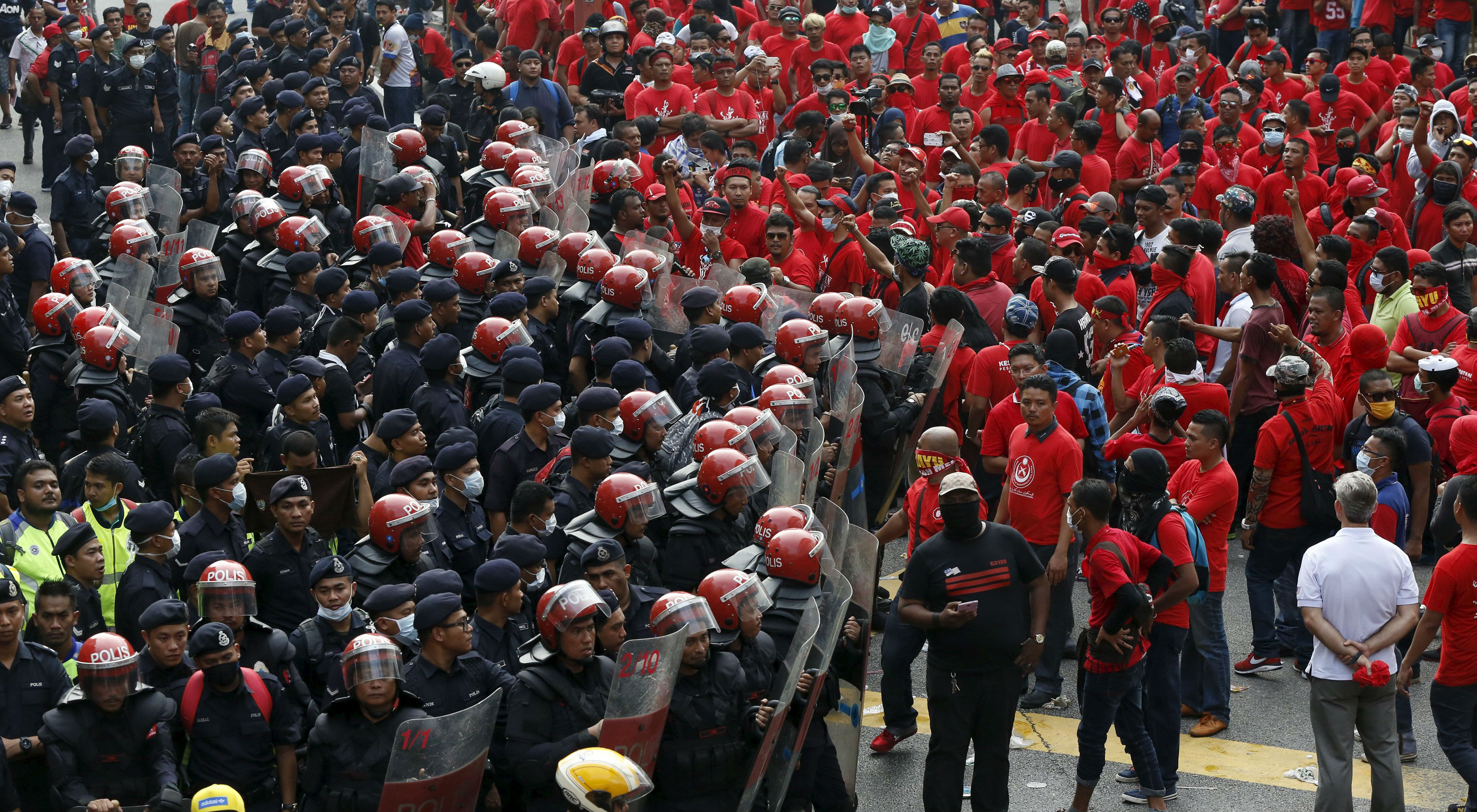 Riot police block "red shirt" demonstrators from entering Chinatown during a rally in Kuala Lumpur on Wednesday. Photo: Reuters Riot police block "red shirt" demonstrators from entering Chinatown during a rally in Kuala Lumpur on Wednesday. Photo: Reuters
