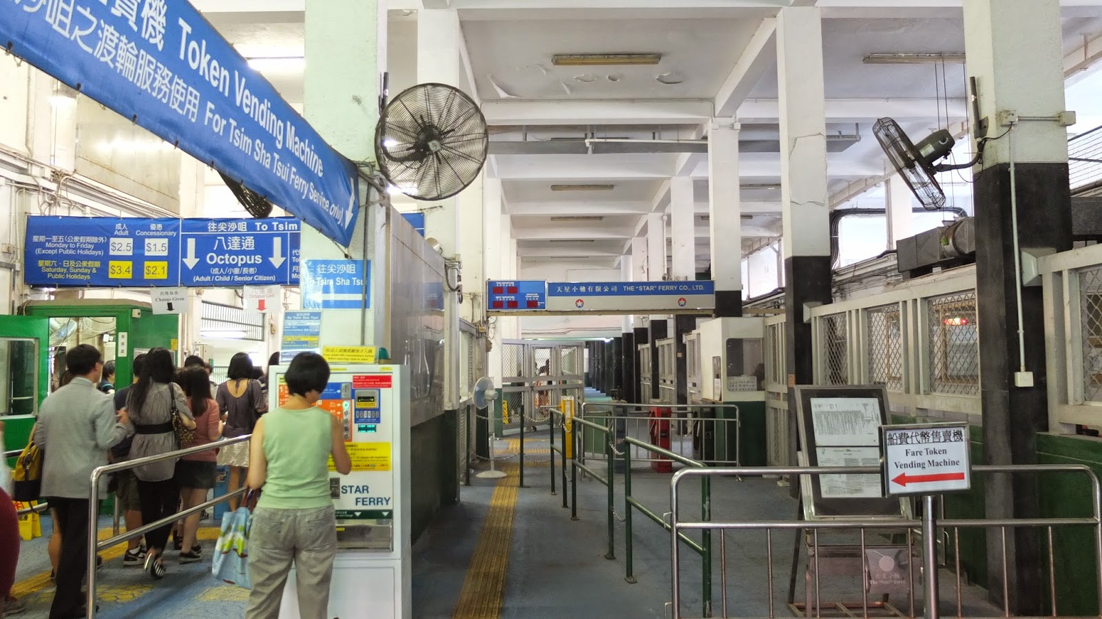 The pier's hallway leading to the waiting area. The facility had no air-conditioning. Photo: Bamboo 竹仔 The pier's hallway leading to the waiting area. The facility had no air-conditioning. Photo: Bamboo 竹仔