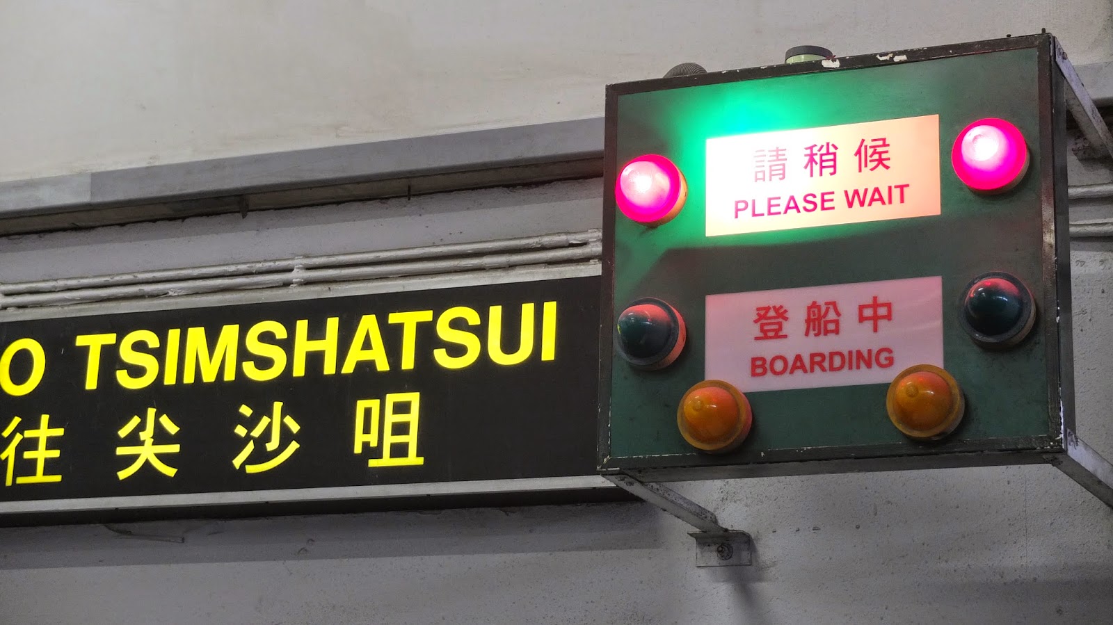 The boarding lights give commuters a vintage taste of the 1960s. Photo: Bamboo 竹仔 The boarding lights give commuters a vintage taste of the 1960s. Photo: Bamboo 竹仔
