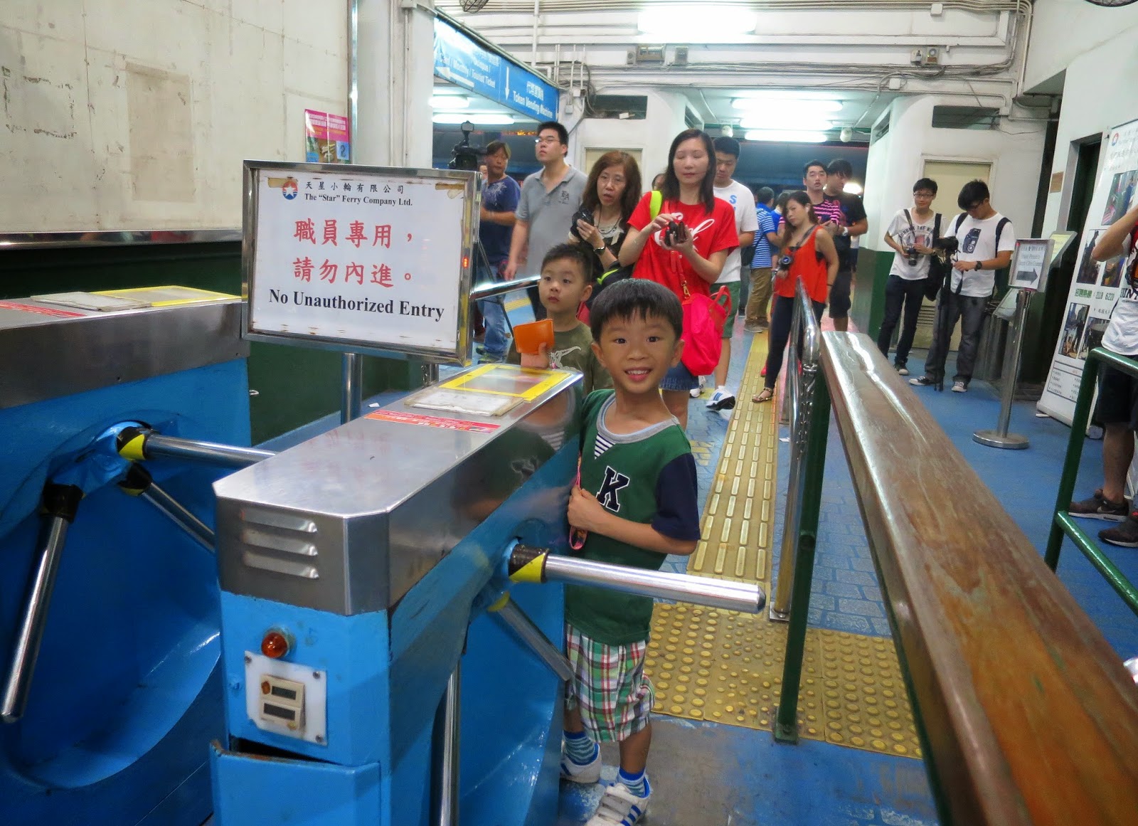Children and parents toured the pier on its final day of service on Aug. 29, 2014. Photo: Hayaku Tang Children and parents toured the pier on its final day of service on Aug. 29, 2014. Photo: Hayaku Tang