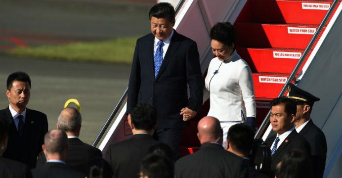 Xi Jinping and his wife, Peng Liyuan, arrive at Paine Field, near Seattle, Tuesday. Photo: AFP Xi Jinping and his wife, Peng Liyuan, arrive at Paine Field, near Seattle, Tuesday. Photo: AFP