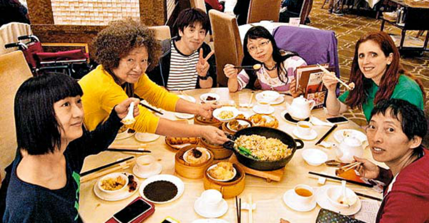 Shoko Fujioka (second from left) and her taiko teammates treat their taiko master, Ryo Shimamoto, (third from third) to a meal. Photo: HKEJ Shoko Fujioka (second from left) and her taiko teammates treat their taiko master, Ryo Shimamoto, (third from third) to a meal. Photo: HKEJ