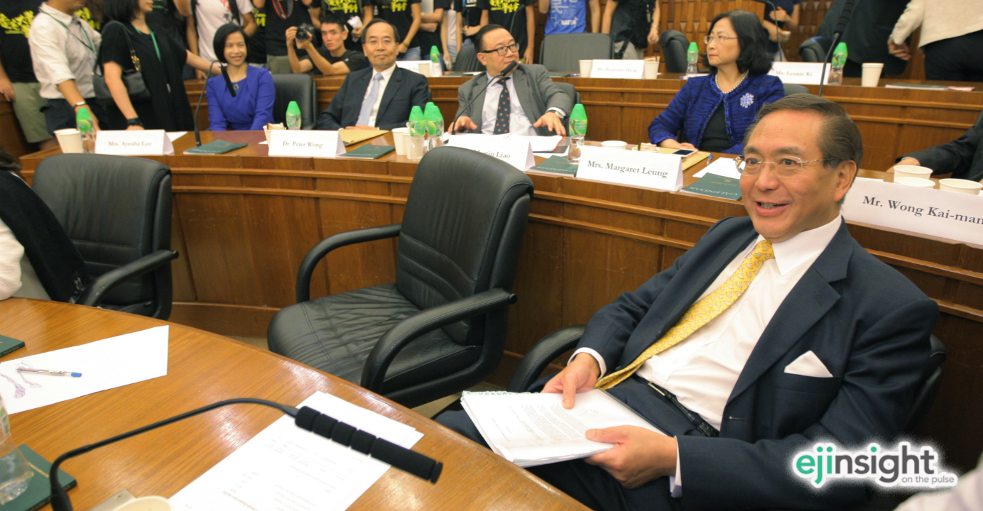 Arthur Li (right) is shown in this file picture taken on July 28, when student protesters stormed a closed-door meeting of the HKU council. Photo: HKEJ Arthur Li (right) is shown in this file picture taken on July 28, when student protesters stormed a closed-door meeting of the HKU council. Photo: HKEJ