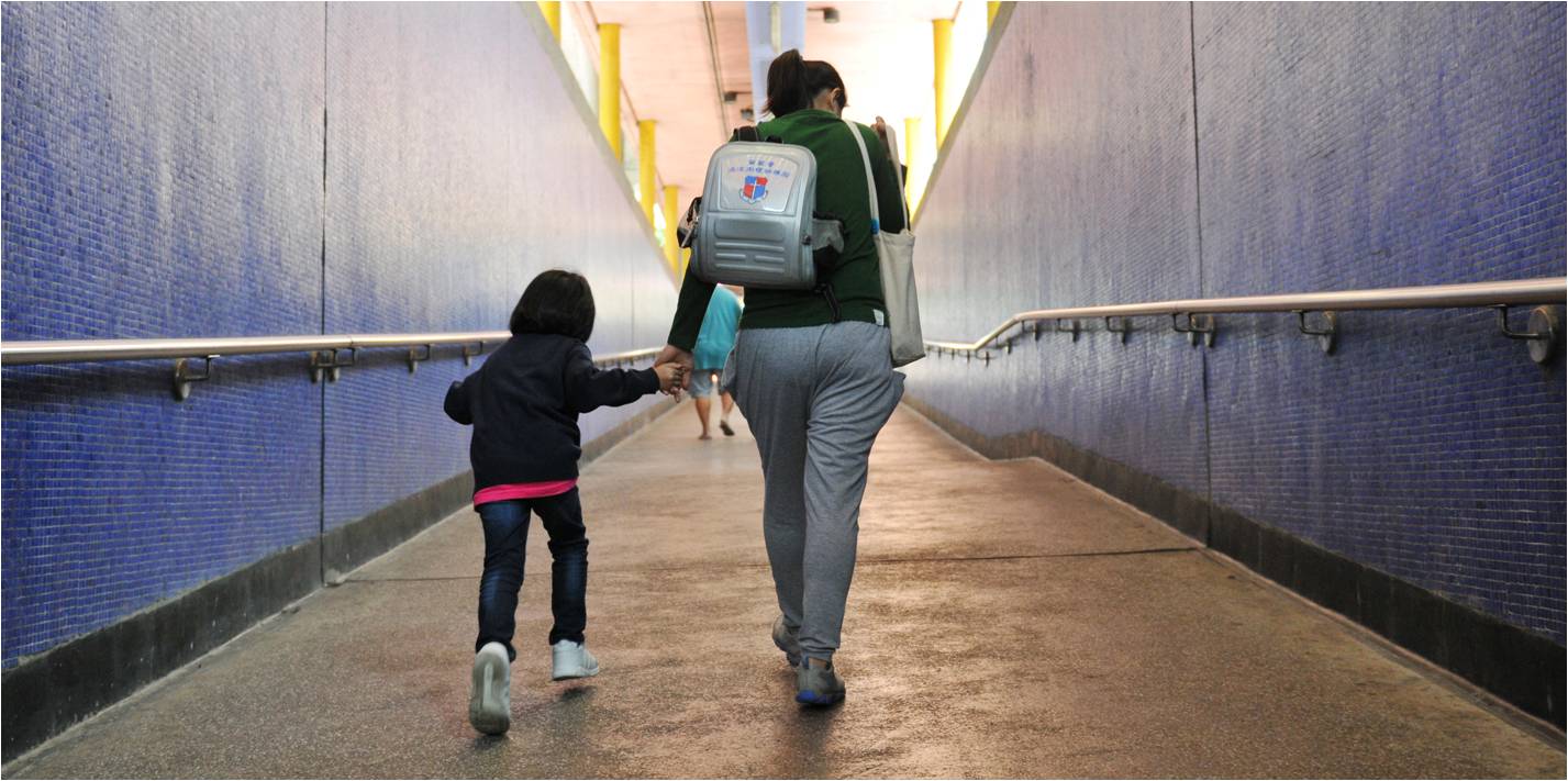 Parents on average would spend 32 percent of the family income on their children. Photo: HKEJ Parents on average would spend 32 percent of the family income on their children. Photo: HKEJ
