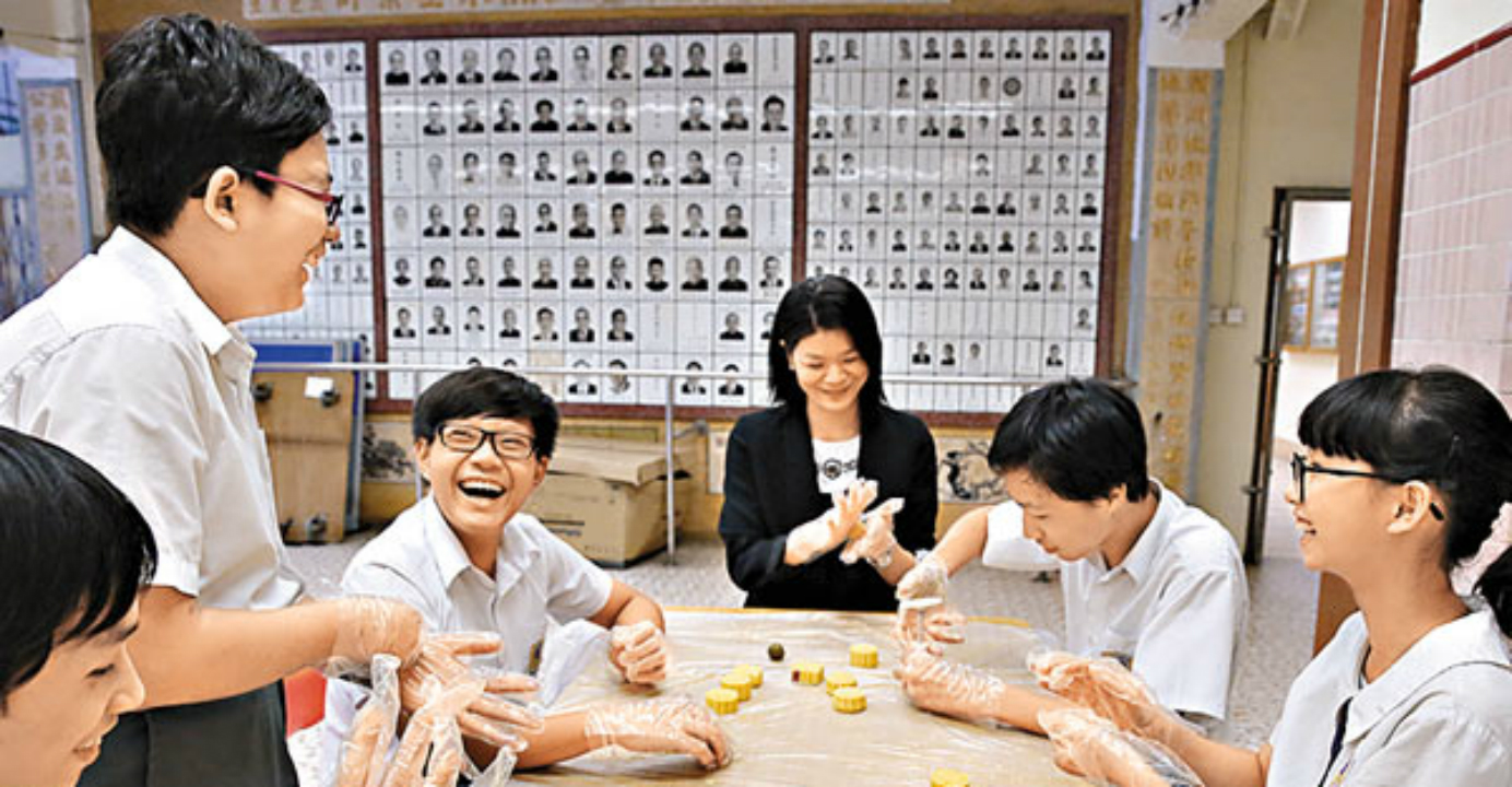 Chan makes mooncakes with students for the Mid-Autumn Festival. Photo: HKEJ Chan makes mooncakes with students for the Mid-Autumn Festival. Photo: HKEJ