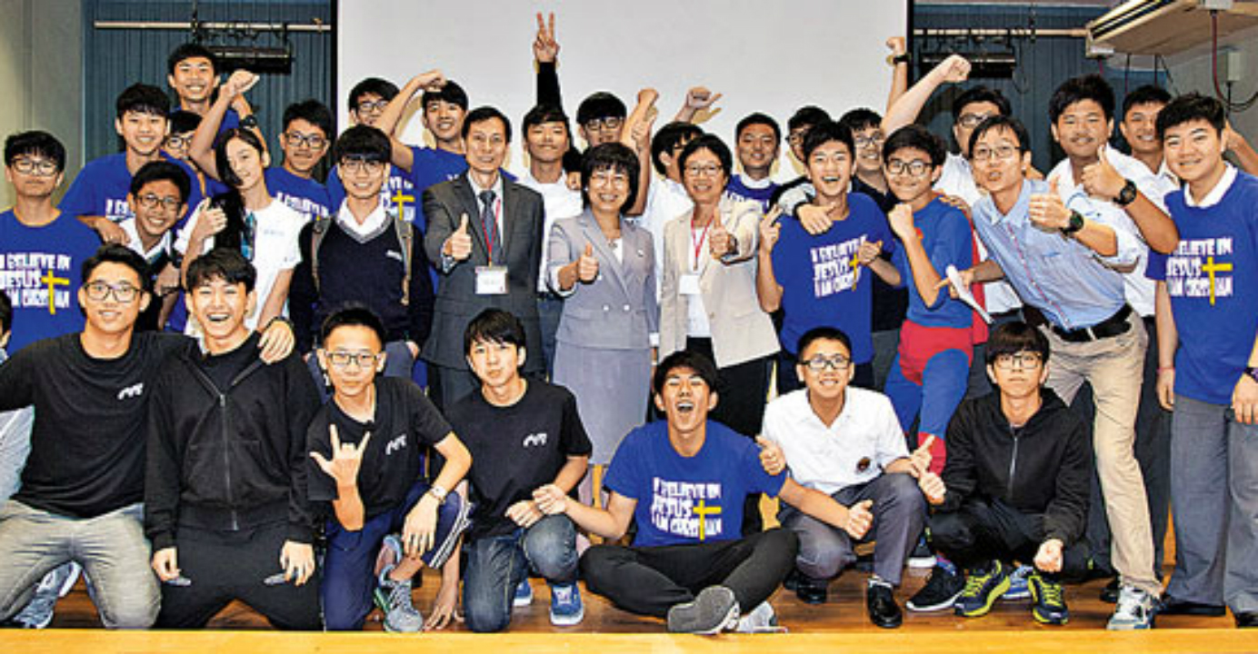 Kwong (center) poses for a picture with participants after an English musical performance. Photo: HKEJ Kwong (center) poses for a picture with participants after an English musical performance. Photo: HKEJ
