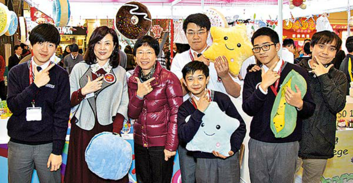 Students get entrepreneurial experience by managing some stalls during a Chinese New Year fair. Photo: HKEJ Students get entrepreneurial experience by managing some stalls during a Chinese New Year fair. Photo: HKEJ
