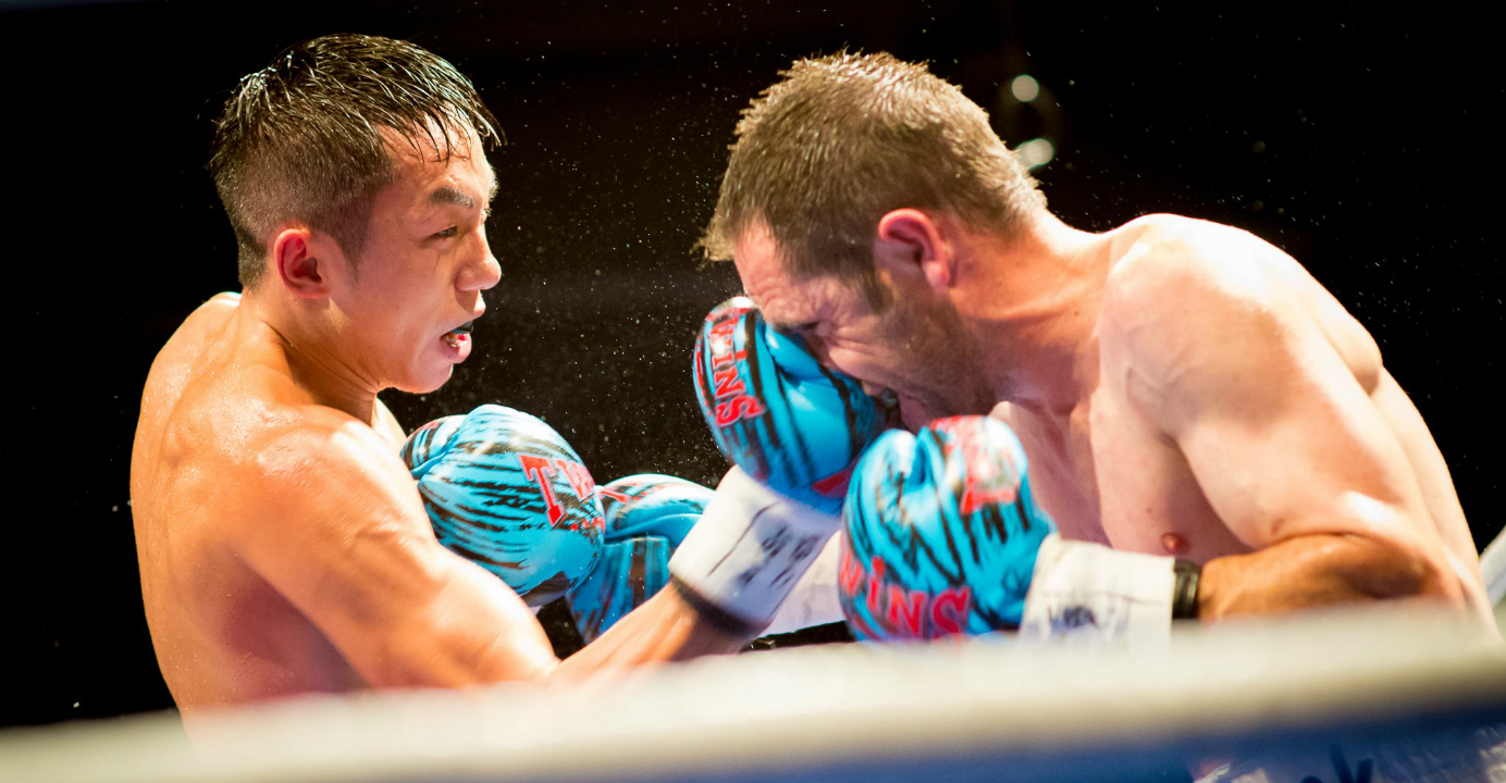 Tso (left) beats Australian boxer Brad Hore to win the WBC Asian Boxing Council Super Flyweight title in August last year. Photo: HKEJ Tso (left) beats Australian boxer Brad Hore to win the WBC Asian Boxing Council Super Flyweight title in August last year. Photo: HKEJ