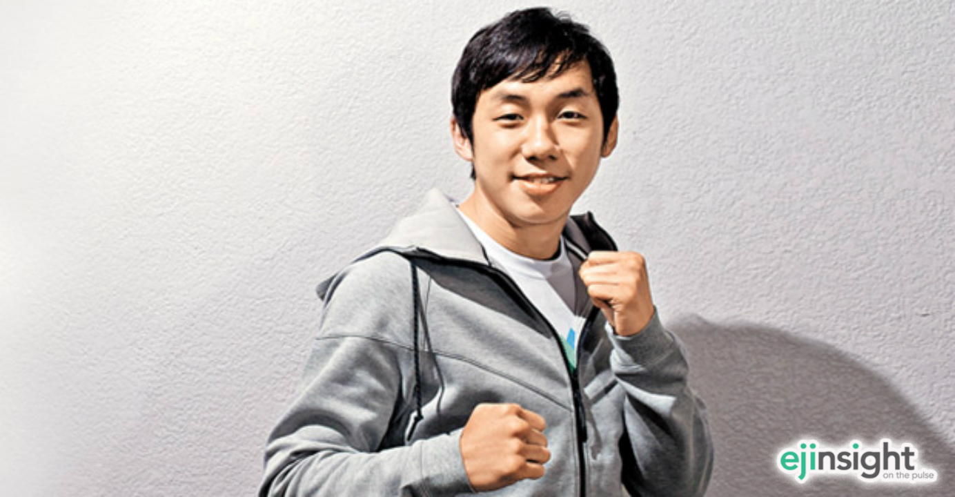 Rex Tso Sing-yu in his casual clothes doesn't look like a fierce professional boxer unless one takes a close look at the faded scars on his face. Photo: HKEJ Rex Tso Sing-yu in his casual clothes doesn't look like a fierce professional boxer unless one takes a close look at the faded scars on his face. Photo: HKEJ