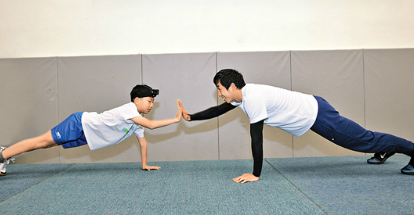 Tso did 10,000 press-ups with schoolchildren and their teachers last month to raise funds for free swimming lessons for underprivileged Southeast Asian kids. Photo: HKEJ Tso did 10,000 press-ups with schoolchildren and their teachers last month to raise funds for free swimming lessons for underprivileged Southeast Asian kids. Photo: HKEJ