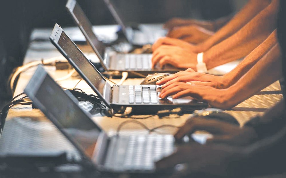 Internet users worldwide now exceed 3.2 billion, but at the end of 2015, 57 percent of the world’s population, or four billion people, remained offline. Photo: Internet Internet users worldwide now exceed 3.2 billion, but at the end of 2015, 57 percent of the world’s population, or four billion people, remained offline. Photo: Internet