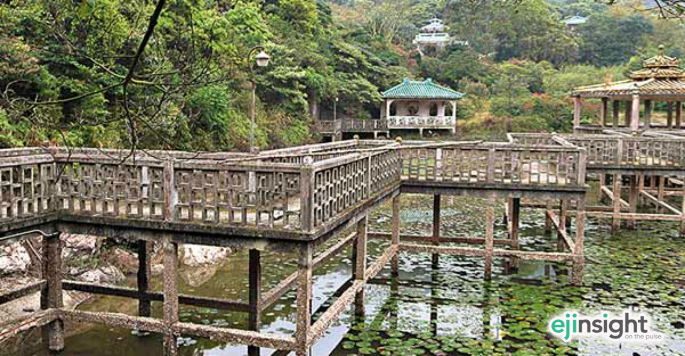 Lung Tsai Ng Yuen features many traditional Chinese garden designs such as the nine-cornered bridge above the lotus pond. Photo: HKEJ Lung Tsai Ng Yuen features many traditional Chinese garden designs such as the nine-cornered bridge above the lotus pond. Photo: HKEJ