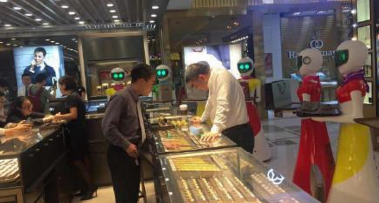 Robots stand by as their master picks out some gold jewelry. Photo: Baidu.com Robots stand by as their master picks out some gold jewelry. Photo: Baidu.com