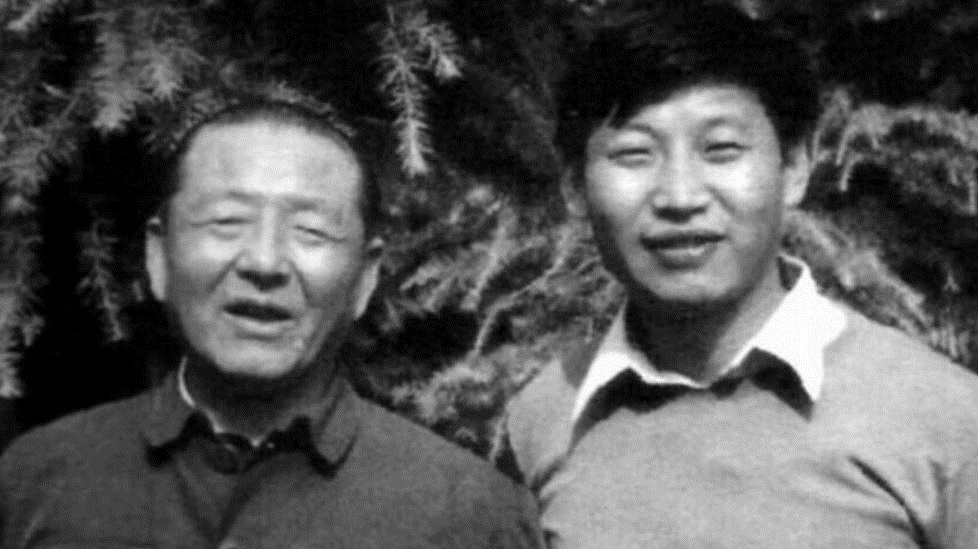A rare picture of the Xis, father and son, together. Photo: internet A rare picture of the Xis, father and son, together. Photo: internet
