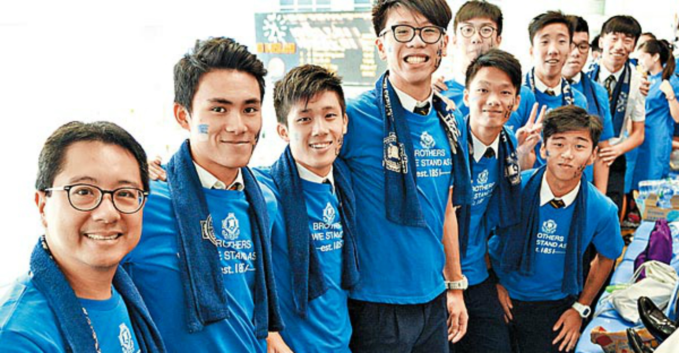 Yuen is seen sporting the same T-shirt his students are wearing during the school's swimming gala event. Photo: HKEJ Yuen is seen sporting the same T-shirt his students are wearing during the school's swimming gala event. Photo: HKEJ