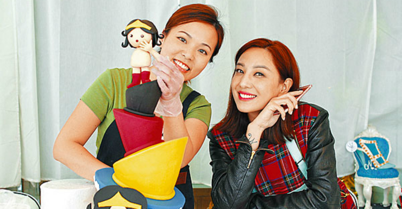 Many celebrities enroll in Leung's fondant cake making classes. Cantopop singer Yumiko Cheng (right) wanted to make a cake for her daughter. Photo: HKEJ Many celebrities enroll in Leung's fondant cake making classes. Cantopop singer Yumiko Cheng (right) wanted to make a cake for her daughter. Photo: HKEJ