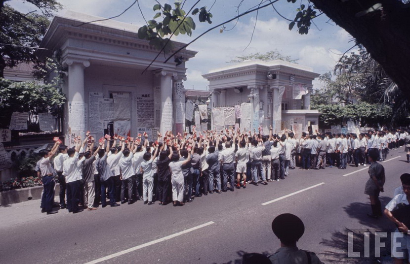 Local leftists protested outside the Government House in the 1967 riots. The then Governor Sir David Trench sought military assistance from the British troops to quell the unrest. Photo: Life Magazine Local leftists protested outside the Government House in the 1967 riots. The then Governor Sir David Trench sought military assistance from the British troops to quell the unrest. Photo: Life Magazine