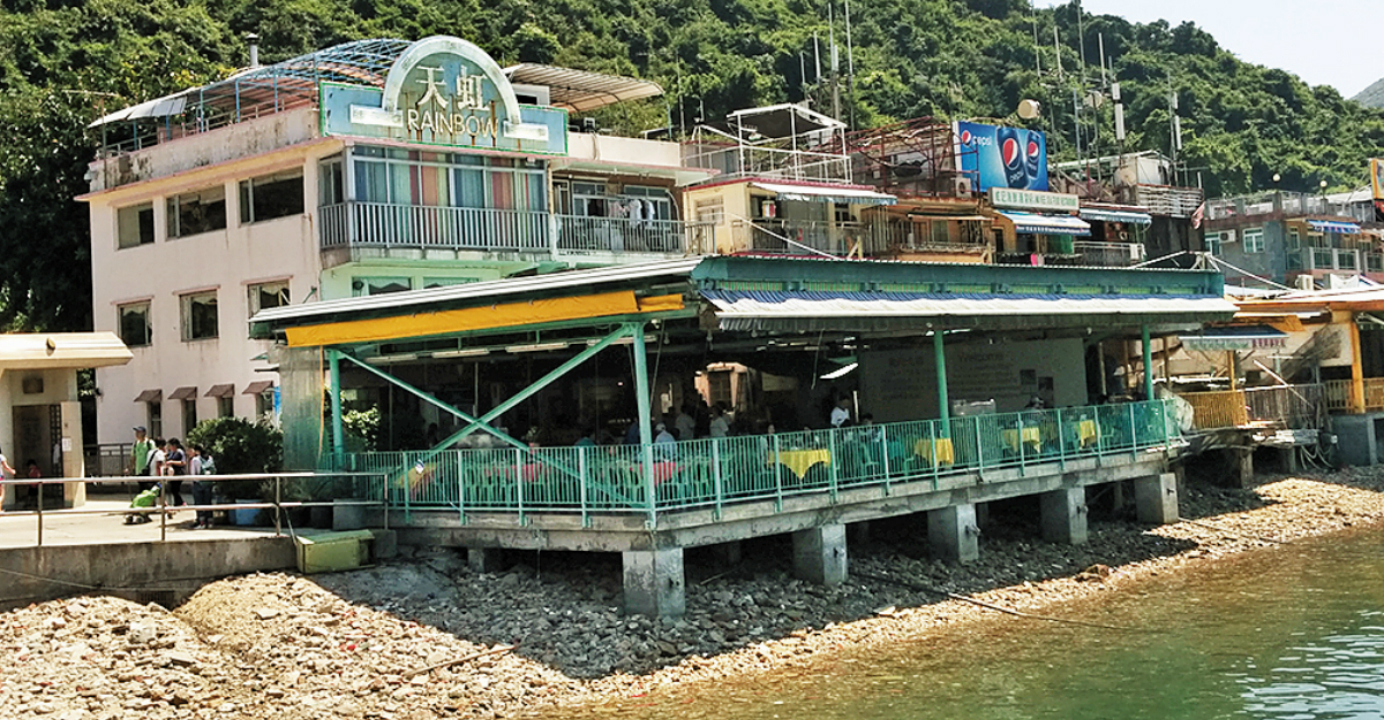 Diners can enjoy locally renowned dishes like steamed razor clams with garlic and typhoon-shelter crabs. Photo: HKEJ Diners can enjoy locally renowned dishes like steamed razor clams with garlic and typhoon-shelter crabs. Photo: HKEJ