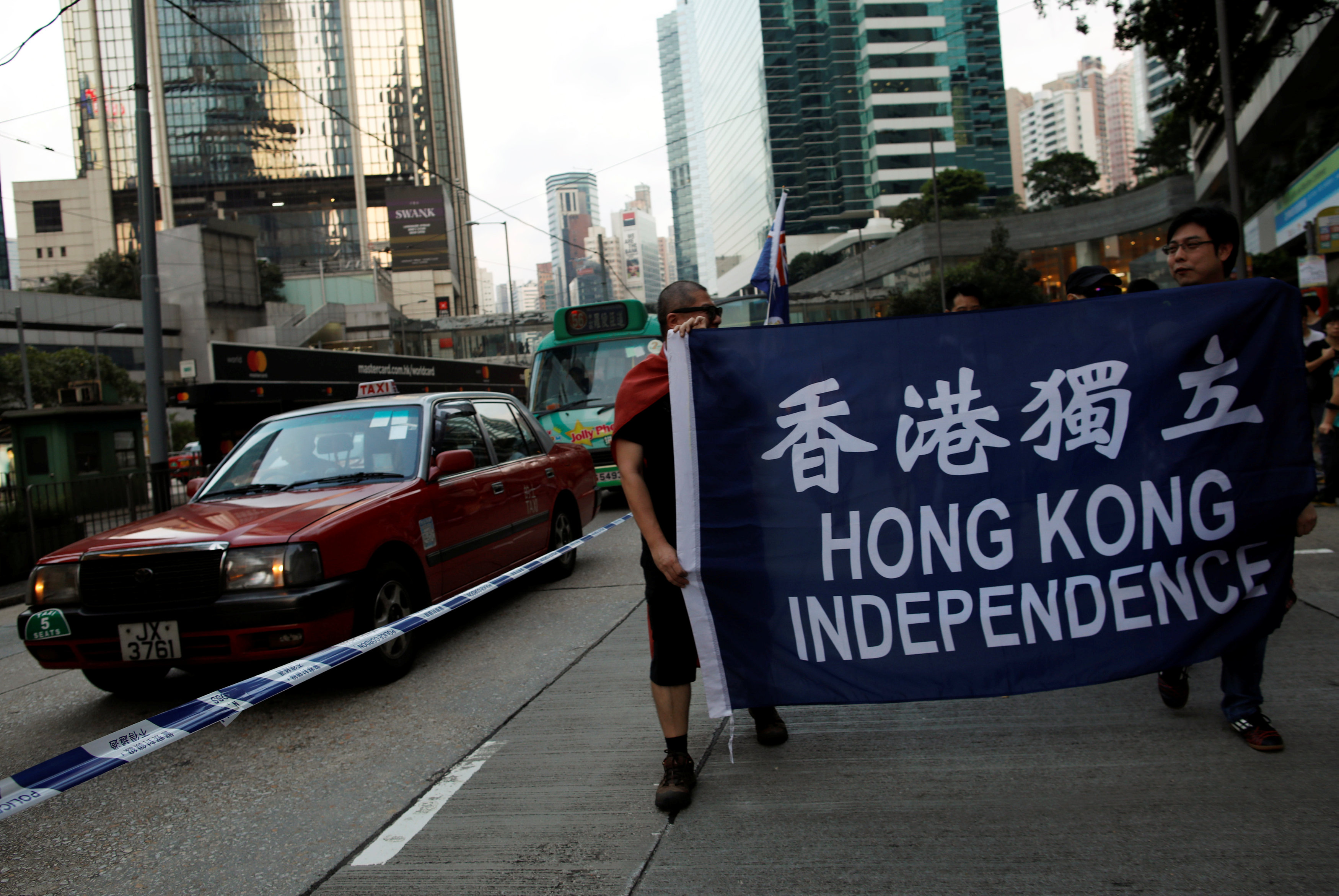 Pro-independence activists rally in Admiralty after Beijing issued an interpretation of the Basic Law following an oath-taking controversy involving two localist lawmakers. Photo: Reuters Pro-independence activists rally in Admiralty after Beijing issued an interpretation of the Basic Law following an oath-taking controversy involving two localist lawmakers. Photo: Reuters