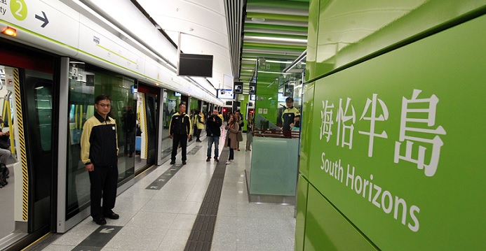 The South Island Line with narrower platforms and shorter trains has been criticized for its capacity limit since day one of its operation. Photo: HKEJ The South Island Line with narrower platforms and shorter trains has been criticized for its capacity limit since day one of its operation. Photo: HKEJ